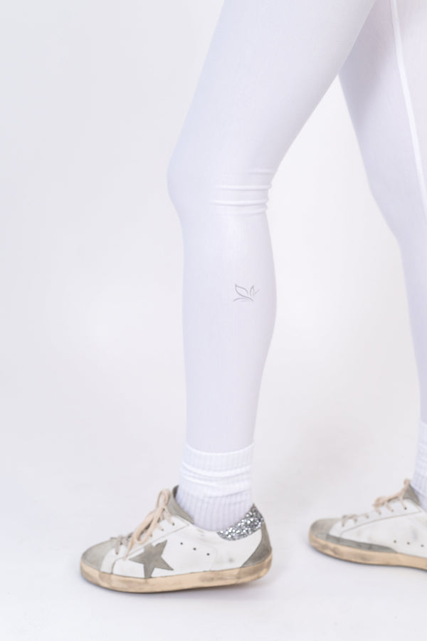 Model wearing The Core Legging in Cloud by ON/OFF Essentials, made from 95% bamboo.