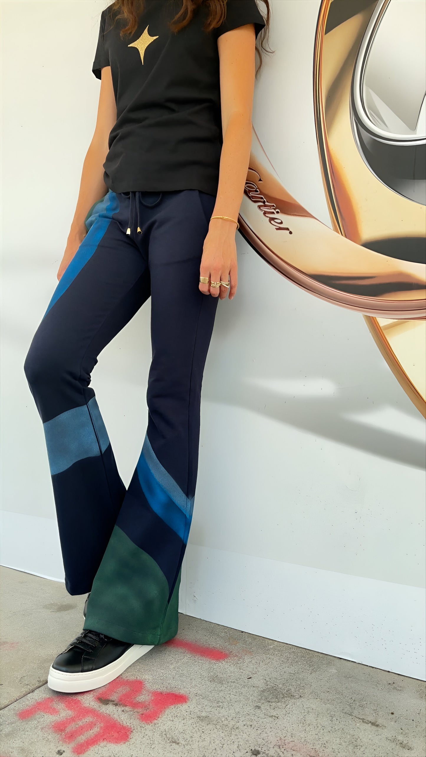 Designing Hollywood X Madison Maison Pantalones deportivos acampanados en azul marino - MADISON MAISON