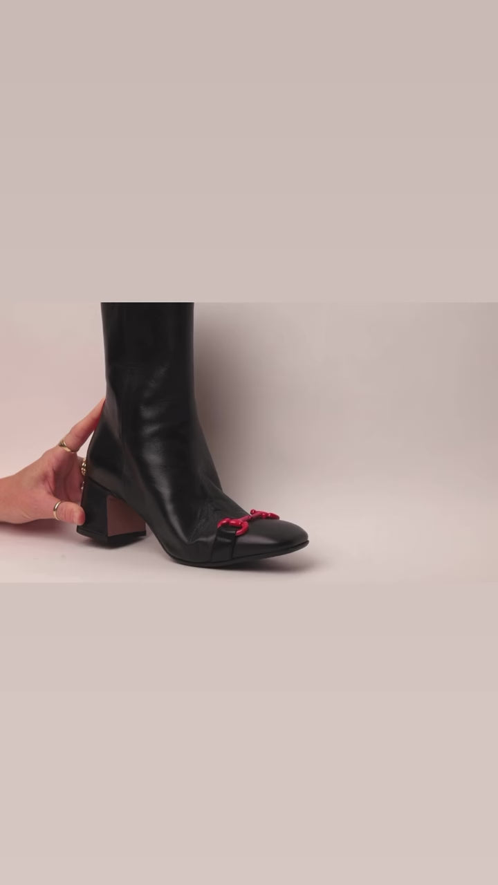 Mocasín De Tacón Medio De Piel Color Tostado Y Crema Con Cadena