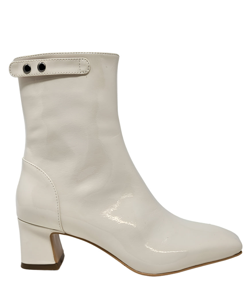 Bota con cremallera de charol blanco roto de Gini & Albert